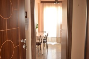 Dining - Spacious 1BR Apartment|, 3-min Walk to Sykies Beach (Chalkida)