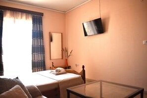 Room - Spacious 1BR Apartment|, 3-min Walk to Sykies Beach (Chalkida)