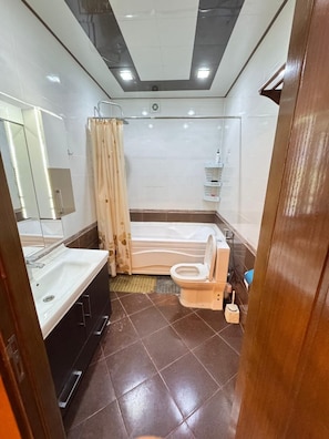 Ein Badezimmer mit Badewanne, Toilette und Waschbecken.