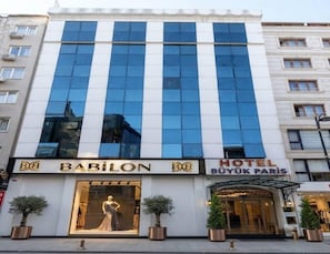 Un hotel con fachada moderna, amplios ventanales y una entrada destacada.