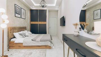 Un dormitorio moderno con cama, mesita de noche y un espejo grande.