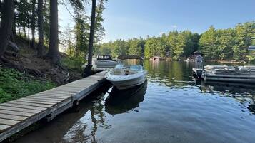 Un lac paisible avec un quai en bois menant à un bateau.