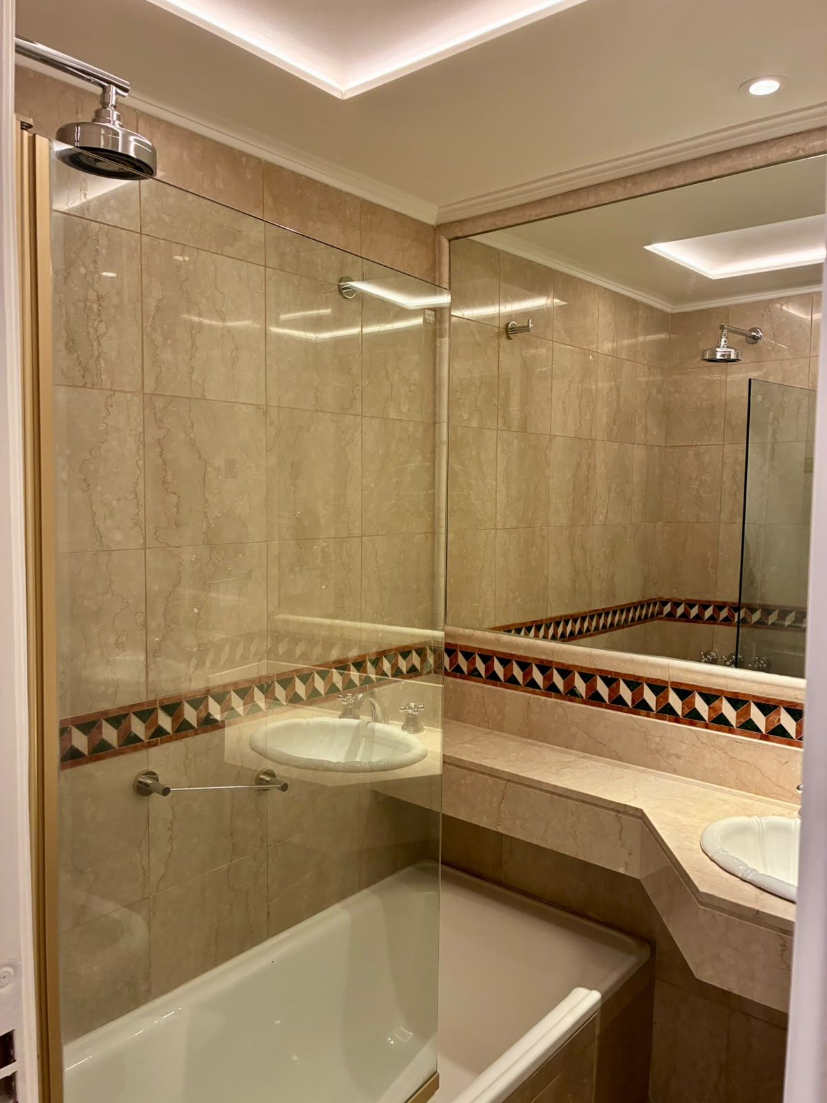 Un baño con bañera, ducha y lavamanos.