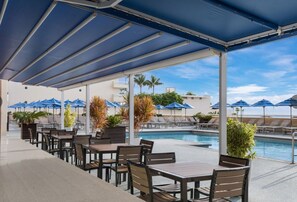 Outdoor dining - Marriott's BeachPlace Towers 1 Guest Room,1 King, Sofa Bed, Balcony-Beach Vacay (Fort Lauderdale)