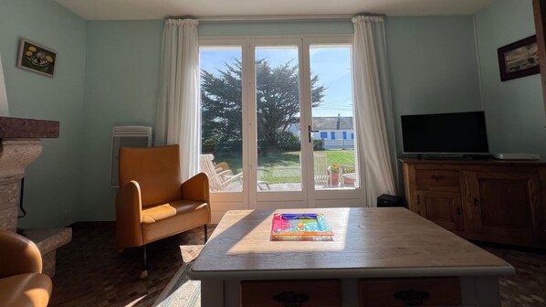 Living area - Holiday Home 'Le Magnolia' with Private Terrace, Shared Garden and Wi-Fi (Surtainville)