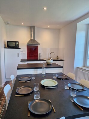 Una cocina moderna con comedor listo para cuatro personas.