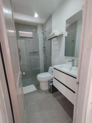 A bathroom with a toilet, sink, and shower. - Casa Villa Colonial By Akel Hotels (Cartagena de Indias)