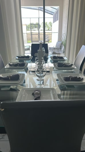 Et spisebord dækket med tallerkener, glas og en stagemangfoldighed.