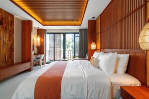 Ein modernes Schlafzimmer mit einem großen Bett, Holzvertäfelung und Blick ins Freie.