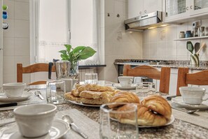Dining - Apartment 'La Casa Di Cla' with Wi-Fi and Air Conditioning (Genova)