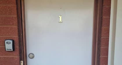 Entire 3 bedroom unit- 5 min to CBD, Hannan street