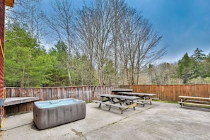 An outdoor patio area with picnic tables and a hot tub. - Large 11 BR, Hot tub, Arcades 5 Min Hunter MT (Tannersville)