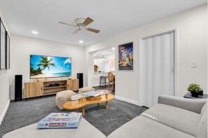 Room - 4BR Pinecraft Retreat Near Yoders (Sarasota)