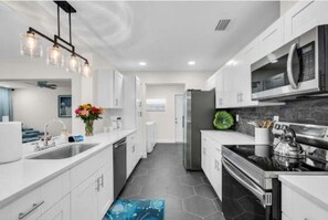 Room - 4BR Pinecraft Retreat Near Yoders (Sarasota)