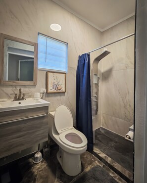 Bathroom - Stylish & Comfy Retreat: 10 Mins to Beach, Parking (Las Ochenta)