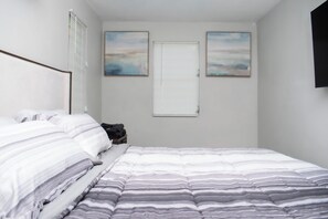 Room - Stylish & Comfy Retreat: 10 Mins to Beach, Parking (Las Ochenta)