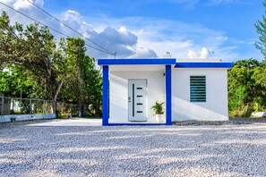 Exterior - Stylish & Comfy Retreat: 10 Mins to Beach, Parking (Las Ochenta)