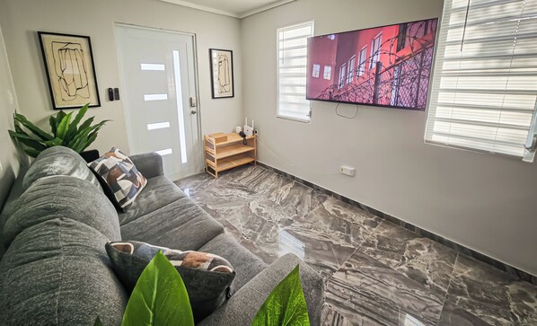 Living area - Stylish & Comfy Retreat: 10 Mins to Beach, Parking (Las Ochenta)