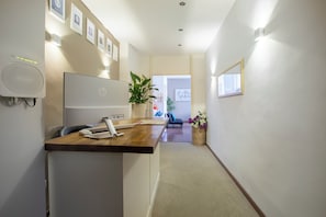 A modern office space with a desk, computer, and a plant. - Momo Central Rome 3 (Roma)