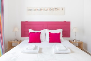 A hotel room with a large bed, two nightstands, a bright pink headboard, white bedding, and two pillows. - Casa da Avenida IV Lisboa (Lisbon)