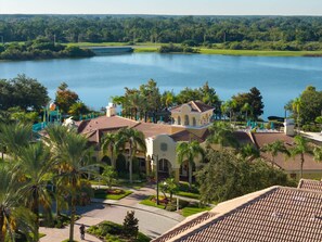 Ein Resort mit Pool, Palmen und Seeblick.