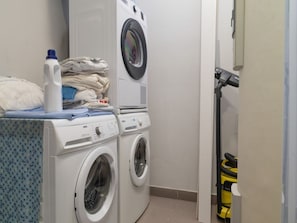 A laundry room with stacked laundry, a washing machine, and a dryer. - Private Room in Apartment, Madrid (Madrid)