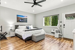 A bedroom with a bed, bedside table, lamp, and a ceiling fan. - Beautiful Richland - Suite A (Richland)