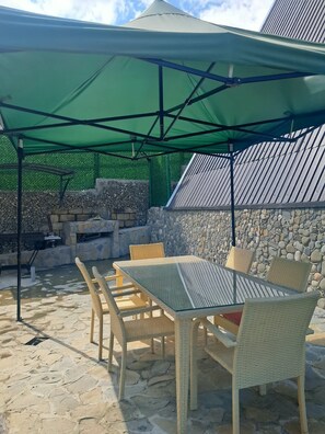 Outdoor dining - Grotto Resort (Quba)