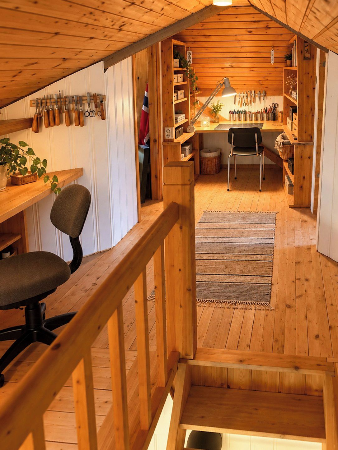 Un intérieur en bois avec un bureau, une chaise et des étagères.