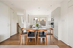 Dining - Modern 2 Bed | 2 Bath Apartment in Covent Garden (London)