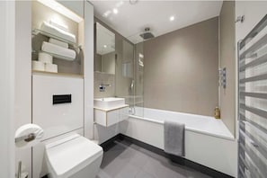 Bathroom - Modern 2 Bed | 2 Bath Apartment in Covent Garden (London)