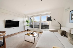Living area - Modern 2 Bed | 2 Bath Apartment in Covent Garden (London)