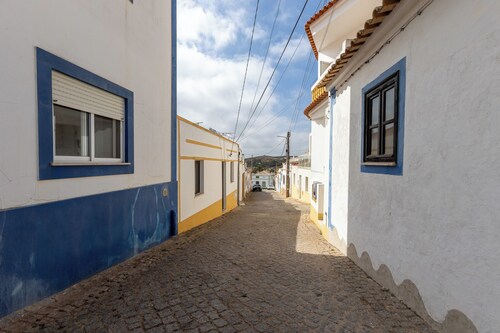 Casa do Cacto, a cozy house with fast Wi-Fi and a large, sunny terrace!!