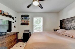 Room - Charming 3-bedroom house with AC in delightful Decatur (Decatur)
