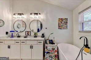 Bathroom - Charming 3-bedroom house with AC in delightful Decatur (Decatur)