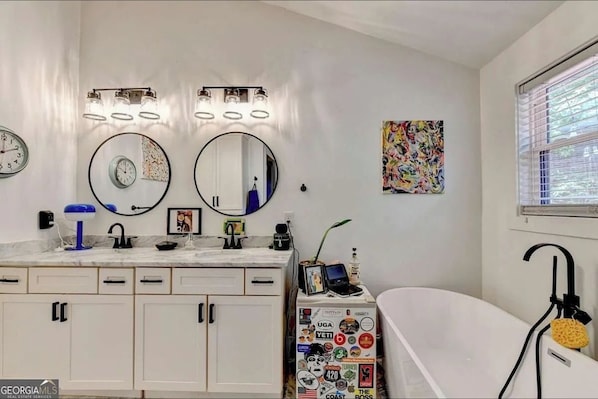 Bathroom - Charming 3-bedroom house with AC in delightful Decatur (Decatur)