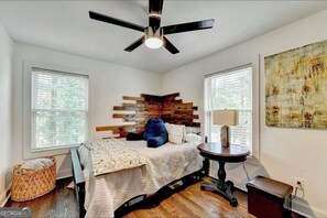 Room - Charming 3-bedroom house with AC in delightful Decatur (Decatur)
