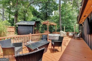 Outdoor dining - Charming 3-bedroom house with AC in delightful Decatur (Decatur)