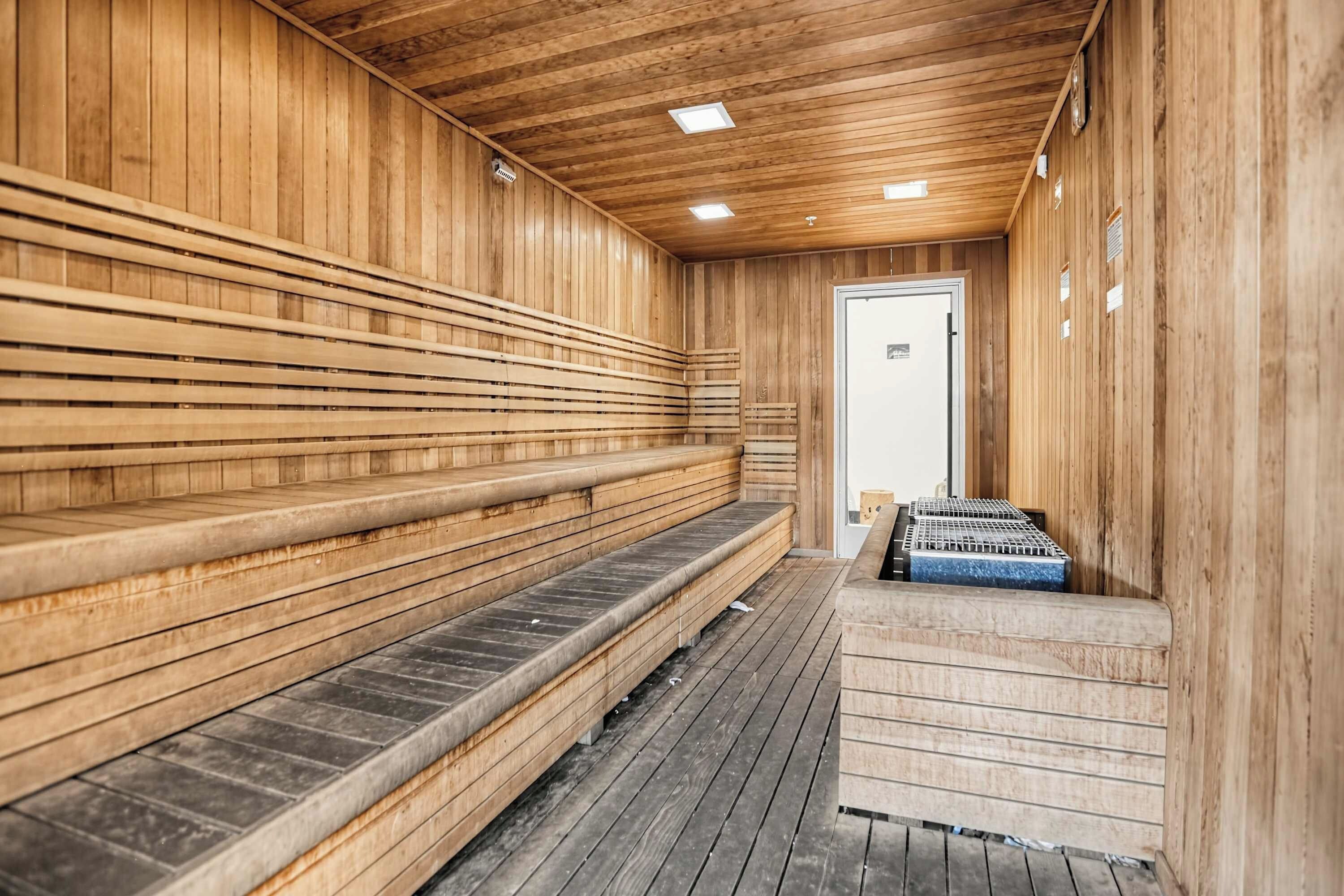 Eine Sauna mit Holzbänken und einem Kachelboden.