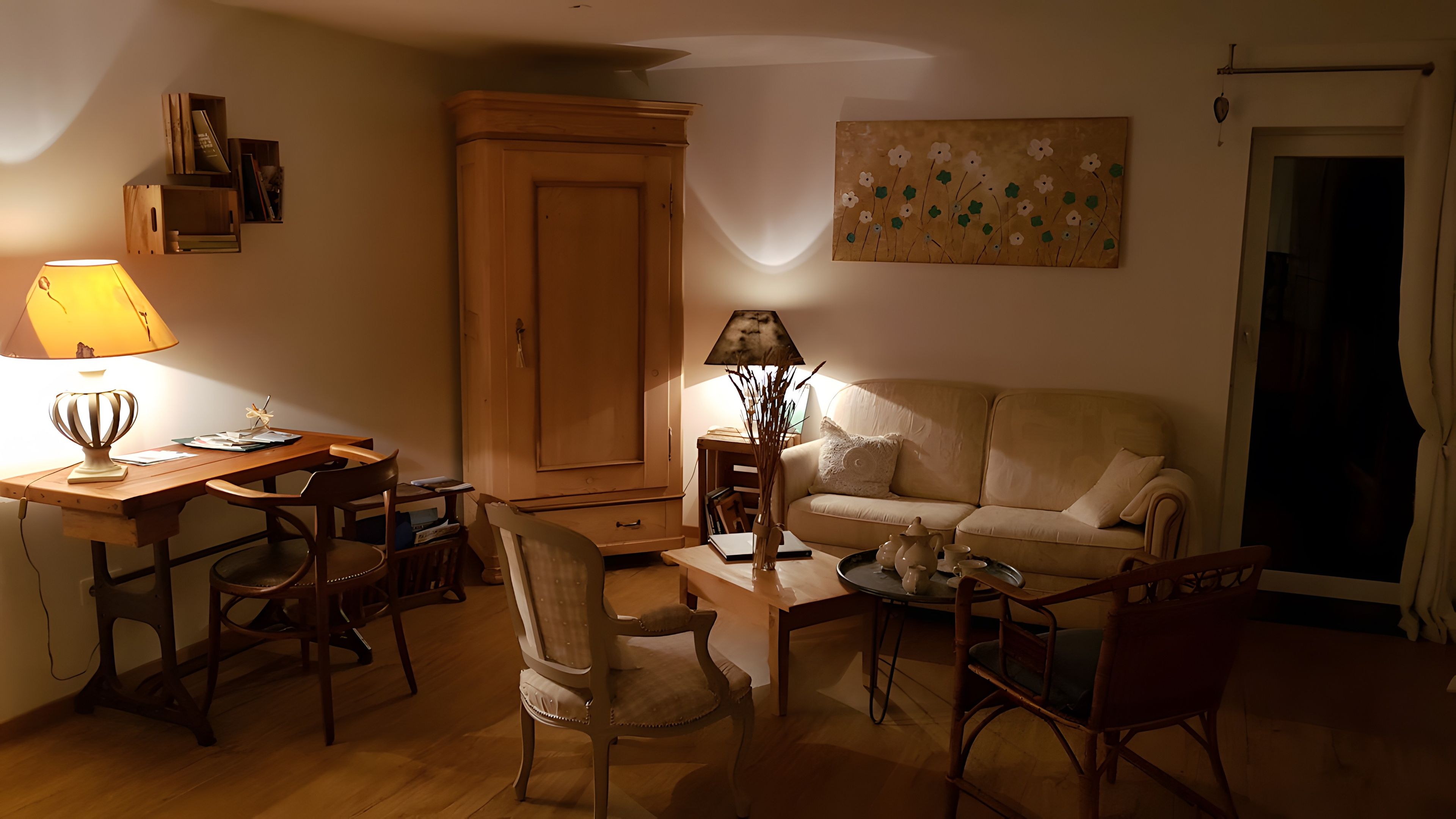 Un salon chaleureux avec un bureau en bois, un canapé et une table basse.