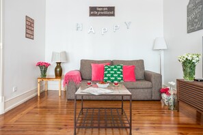 A living room with a grey sofa, a coffee table, a lamp, and a wall with motivational signs. - Casa da Avenida I in Lisbon (Lisbon)