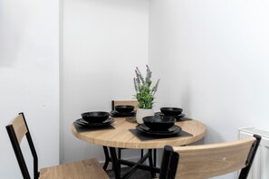 A small round table with black bowls and a potted plant. - Cape House- Cozy 1-bedroom studio, 4mins from Sunderland City Center (Sunderland)