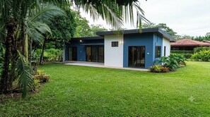 A modern two-story house with a flat roof, large windows, and a well-maintained lawn. - Fantastic 3-bedroom house with AC in Provincia de Alajuela (Provincia de Alajuela)