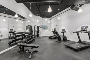 A gym with exercise equipment, including treadmills, elliptical machines, and free weights. - Luxury Designer Collection 419 - Fulton Market (Chicago)
