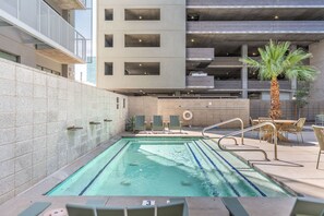 A swimming pool with a 3-meter depth marker, surrounded by lounge chairs and a palm tree. - Chic 2BR | Pool | W/D | Wi-Fi Near Arts District (Phoenix)