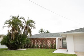 Exterior - Modern Coastal Living on the Water - 8PPL / Pool (Palm Harbor)