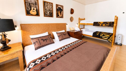 Pousada Casarão - House in the Mountains: Fireplace, soccer field and animals.