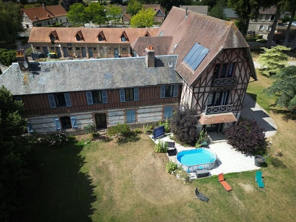 Una casa grande con piscina y jardín.
