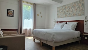 Room - Vrbo Property (Gignac)