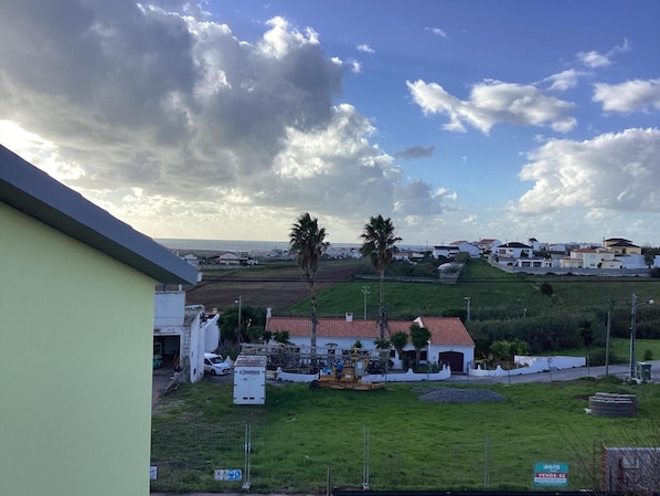 Un quartier résidentiel avec des maisons, un chantier de construction et un ciel dégagé.